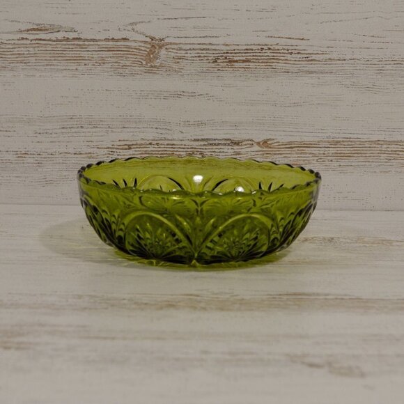 Green Pressed Glass Decorative Scalloped Bowl - Picture 1 of 3
